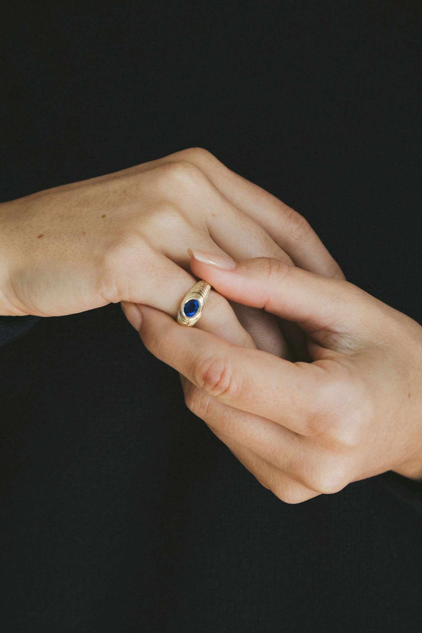 Contessa Ceylon Sapphire Pinkie Ring