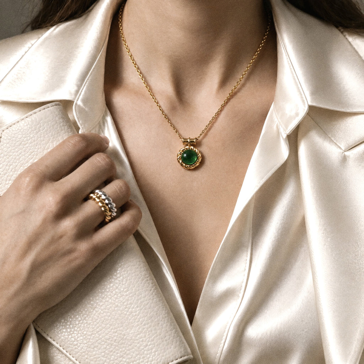 SABINA ROUND CABOCHON PENDANT